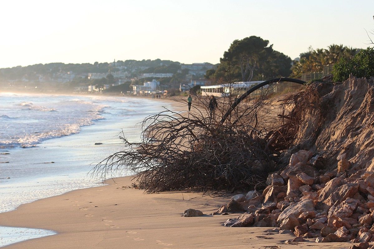 La platja Llarga de Tarragona després dels efectes del temporal.