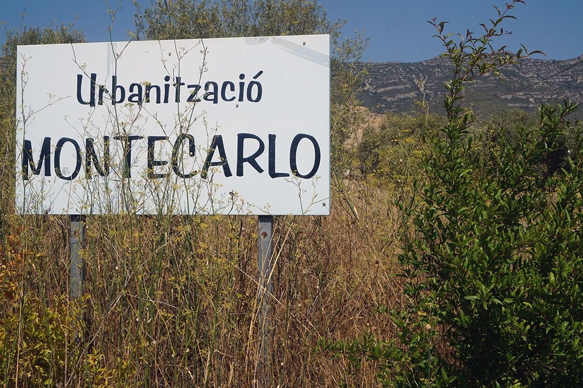 Un cartell a l'entrada de la urbanització Montecarlo, a l'antiga N-340 entre La Ràpita i Alcanar.