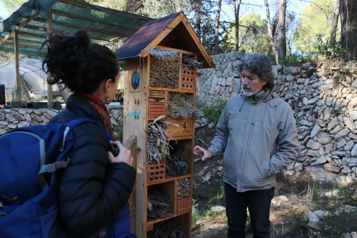 Ramon Ferré, de GEPEC , mostrant un hotel o refugi d'insectes a Altafulla