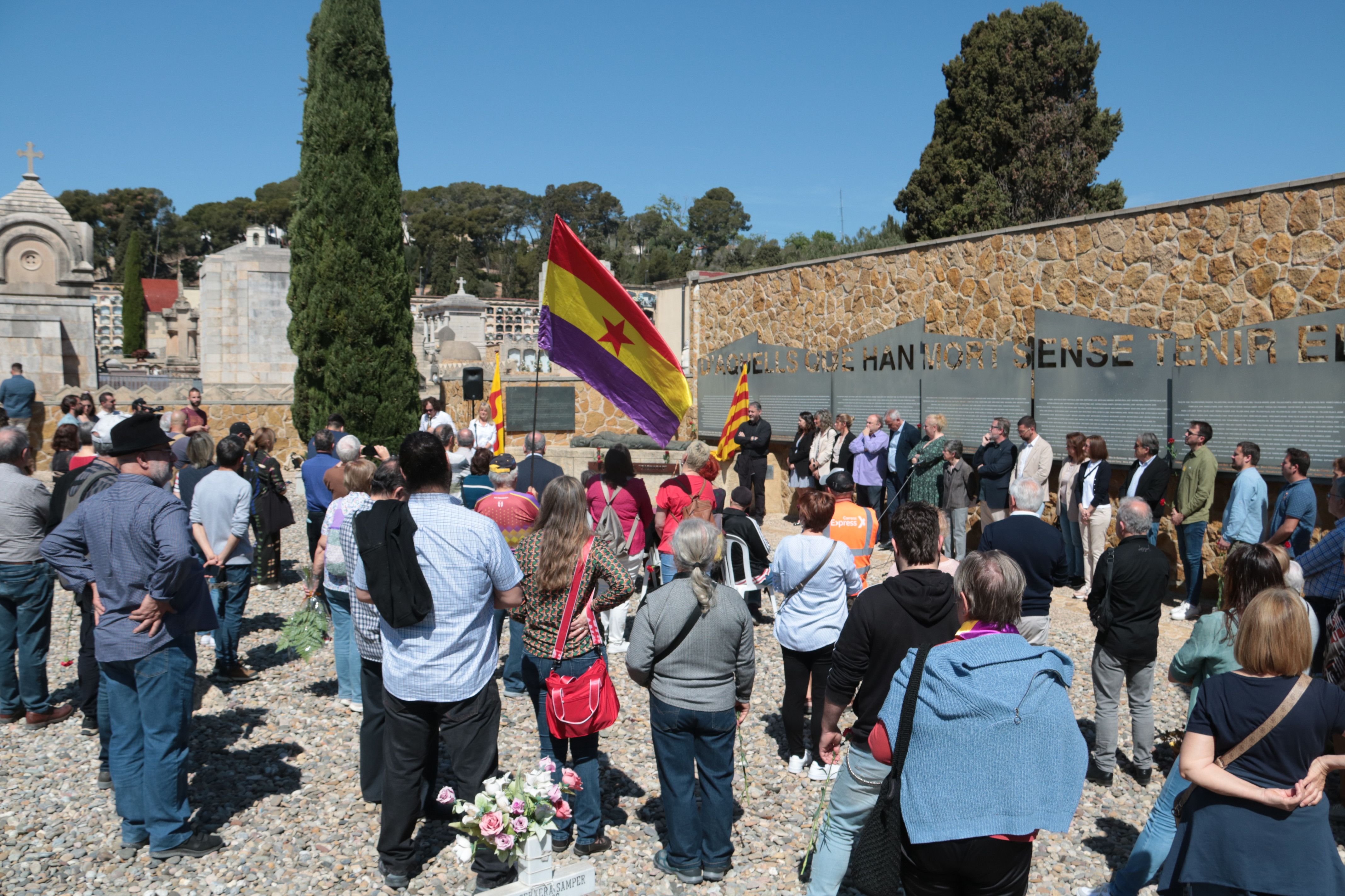 L'homenatge a les víctimes de la repressió franquista a Tarragona ha reunit prop de 200 persones al cementiri municipal