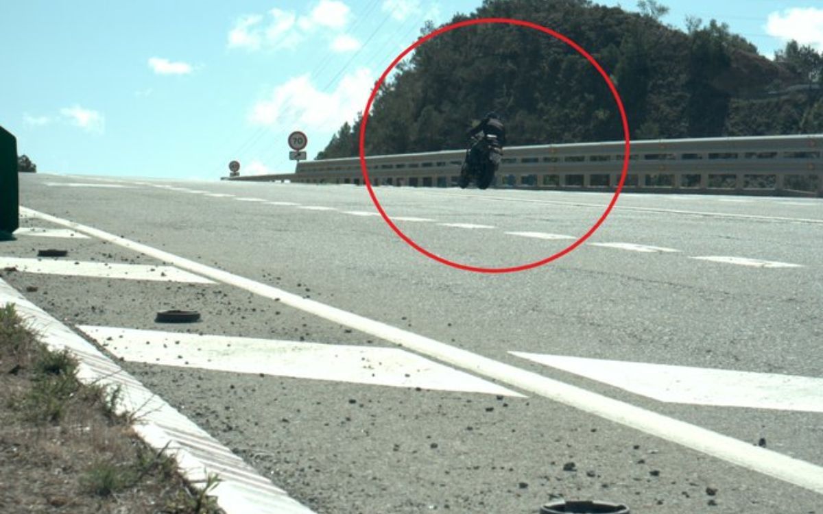 Els mossos han compartit la imatge del motorista imprudent a les xarxes.