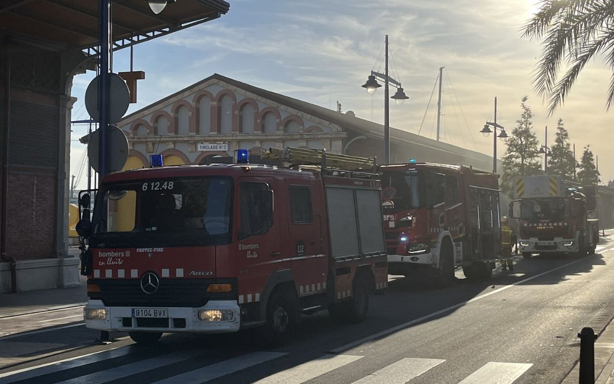 Imatge del desplegament dels bombers durant l'incendi al Moll de Costa de Tarragona.