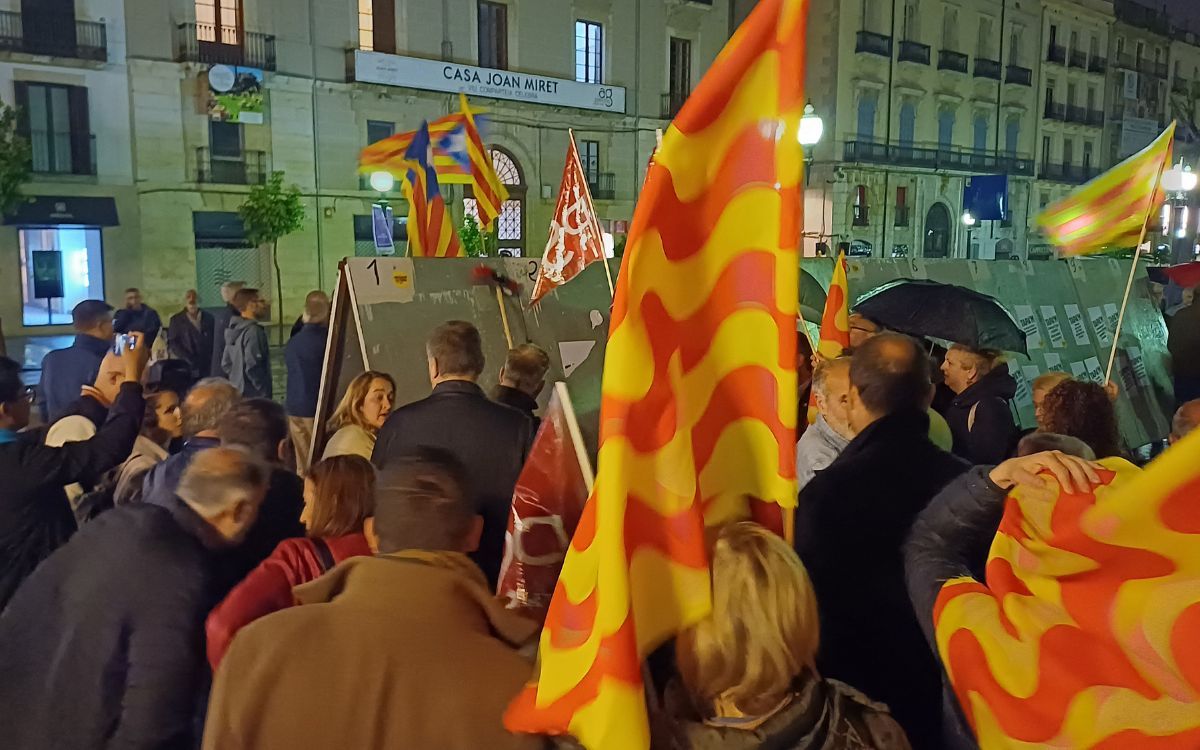 L'enganxada de cartells dona el tret de sortida a la campanya a Tarragona.