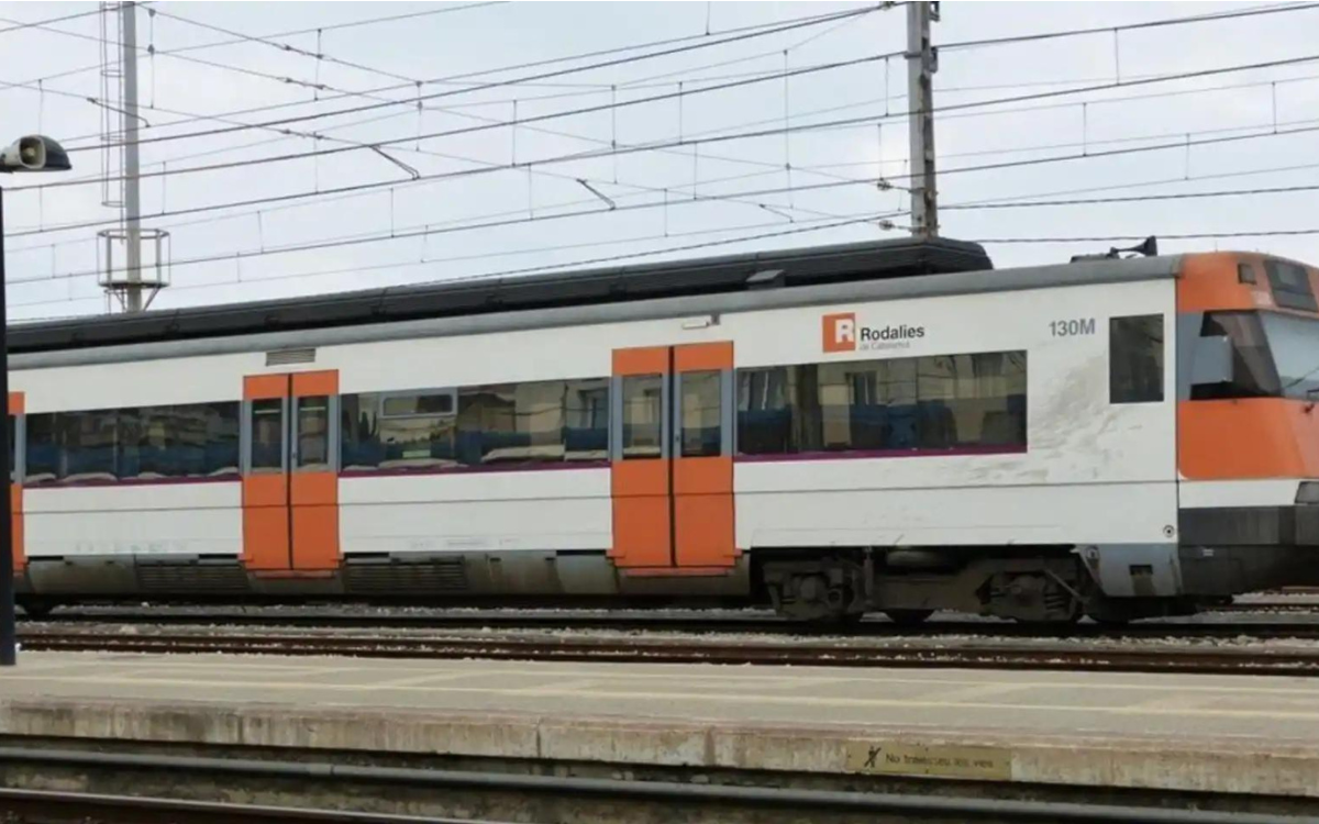 Els trens de Rodalies circulen amb mitja hora de retard per una incidència entre Torredembarra i Tarragona.