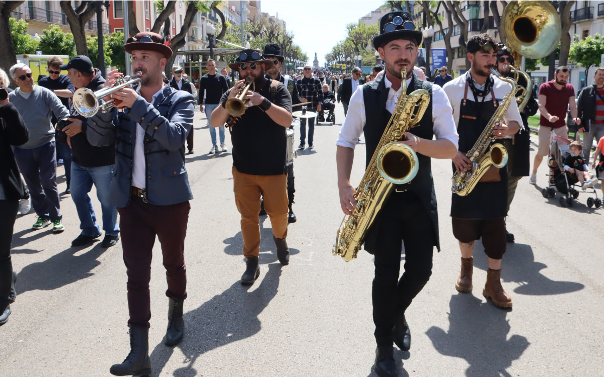 Diversos músics de la Steam Brass Band tocant instruments durant un dels espectacles de carrer de la 29a edició del Festival Dixieland.