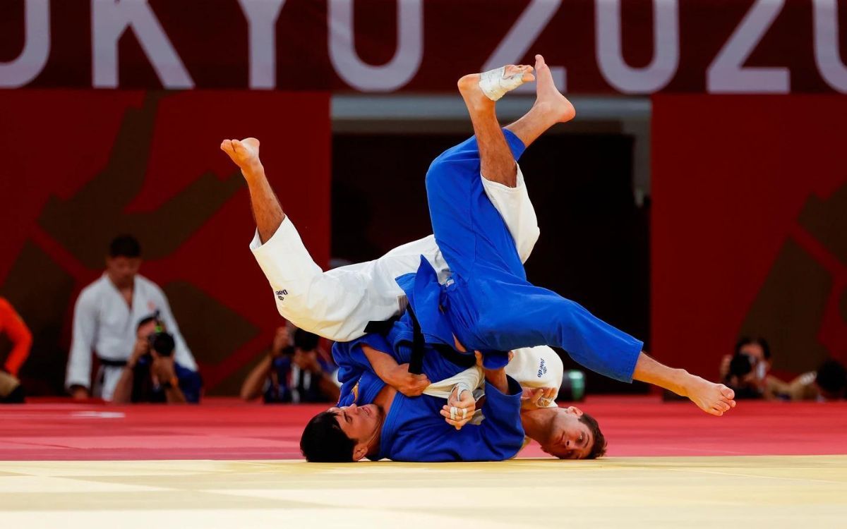 L'espanyol Niko Shera (de blanc) va perdre la medalla de bronze a Tòkio i tornarà a lluitar-la a París