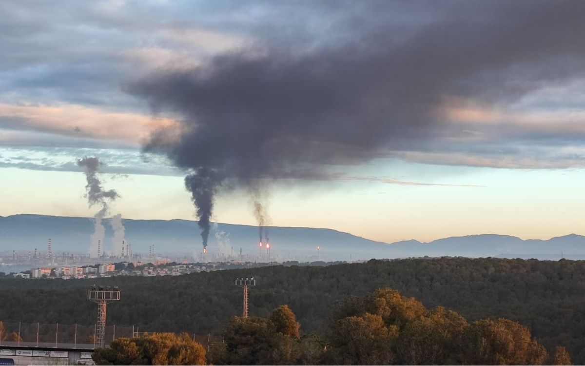 Imatge de diverses columnes de fum al Polígon Químic Nord de Tarragona.
