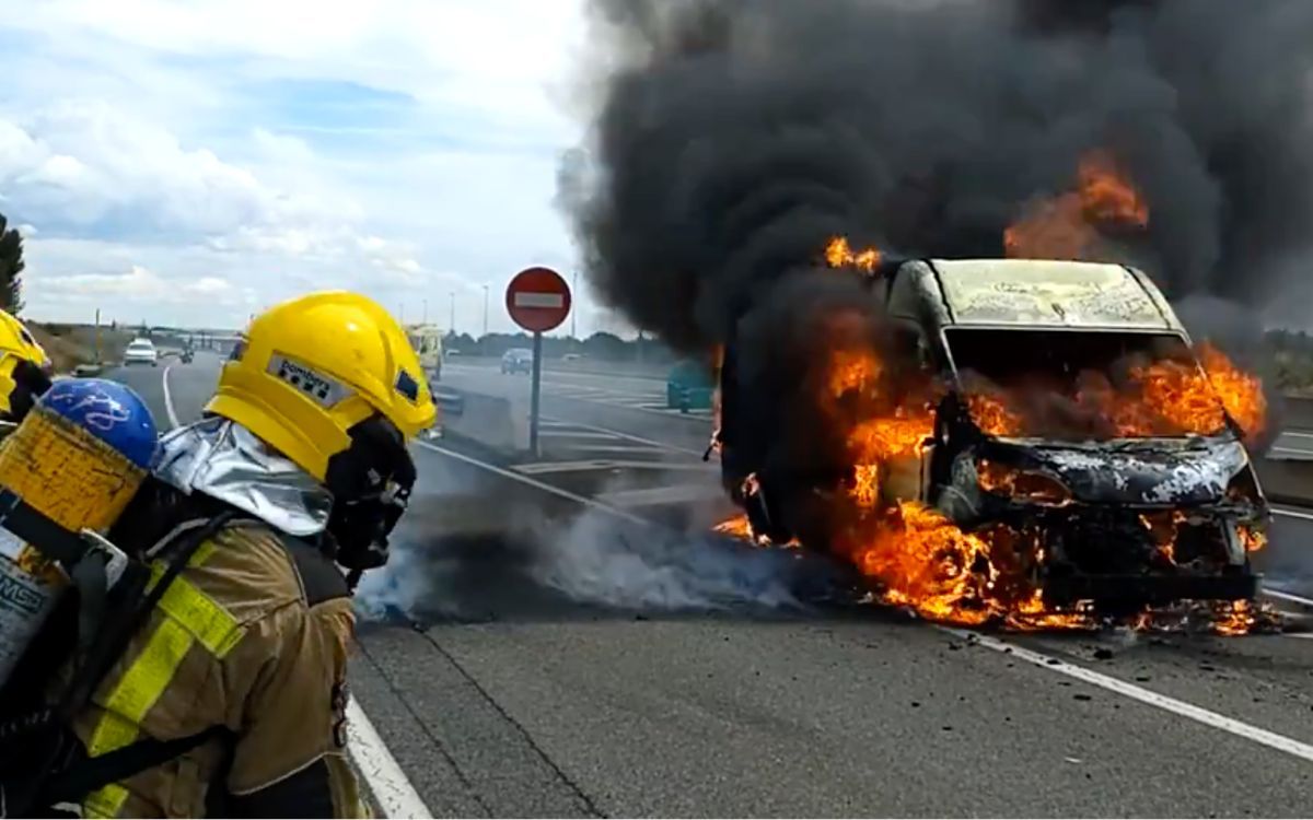 Imatge del vehicle que ha quedat totalment cremat a Cambrils.
