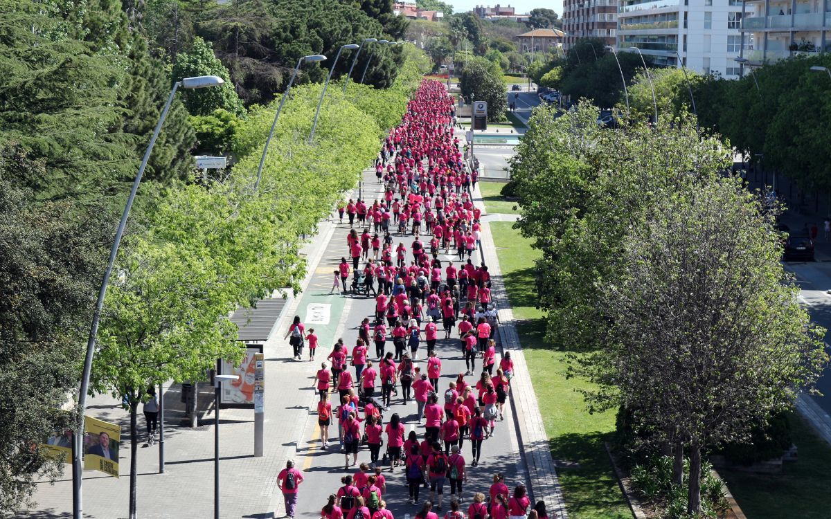 Una marea rosa de 2.800 dones va sortir des de la plaça de la Llibertat