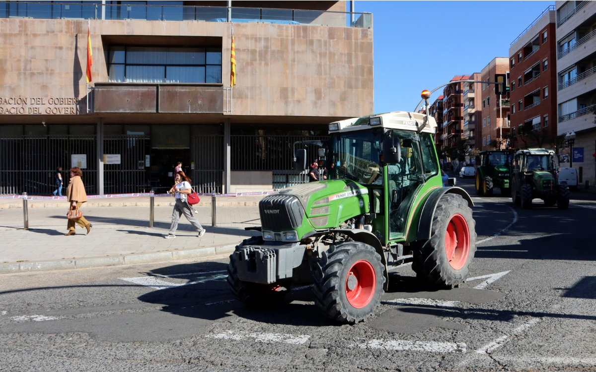 Un dels tractors que es manifesten a Tarragona entrant a la plaça Imperial Tarraco.