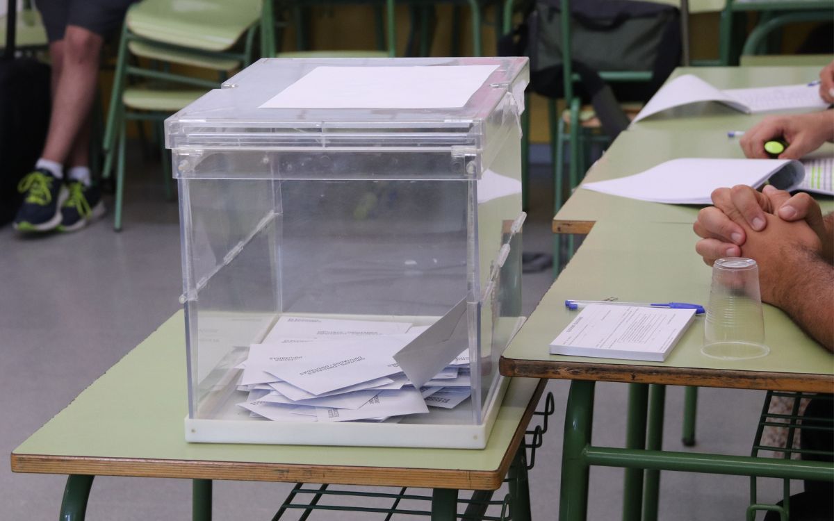 Urna electoral a l'Escola Rubió i Ors de Reus durant el matí de la jornada del 12-M