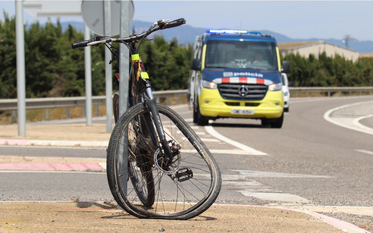 Imatge de la bicicleta després de l'accident a la T-310 a Mont-roig del Camp.