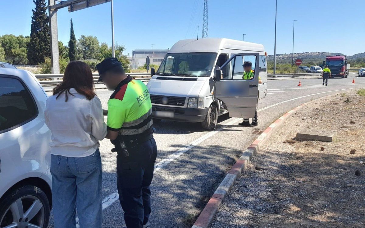Fins a 59 conductors van ser sancionats per utilitzar el mòbil mentre conduïen en una tarda a Tarragona.