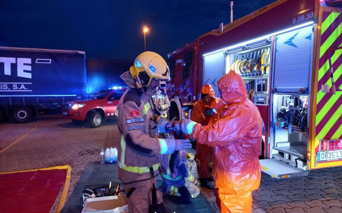 Els bombers han treballat en una fuita d'àcid clorhídric en un camió a Montblanc.