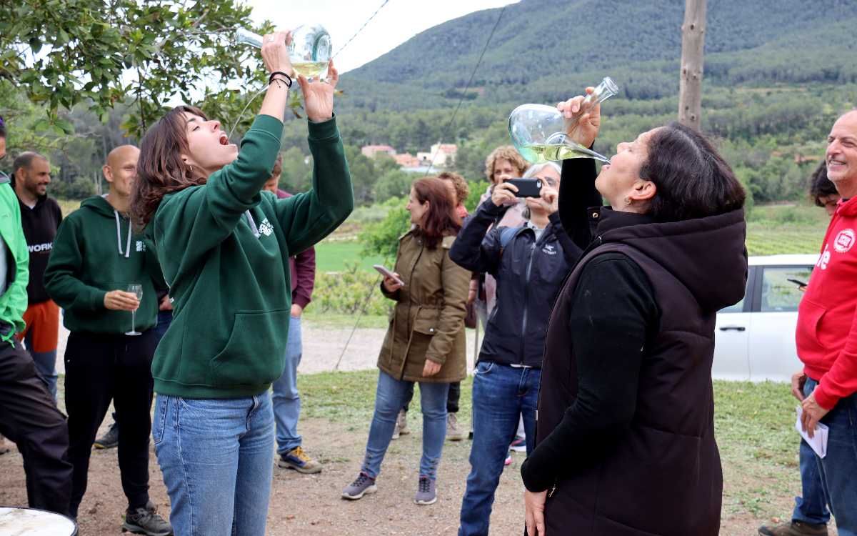Dues persones provant els vins del 'Biodistricte zona +500', en el marc del projecte europeu Res-Alliance