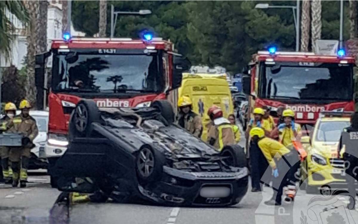 El vehicle implicat en l'accident de trànsit va acabar bolcat a la calçada de l'avinguda Catalunya del Vendrell.