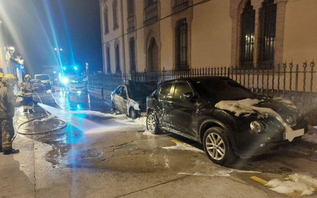 Dos vehicles han cremat al carrer de l'Hospital a l'Arboç.