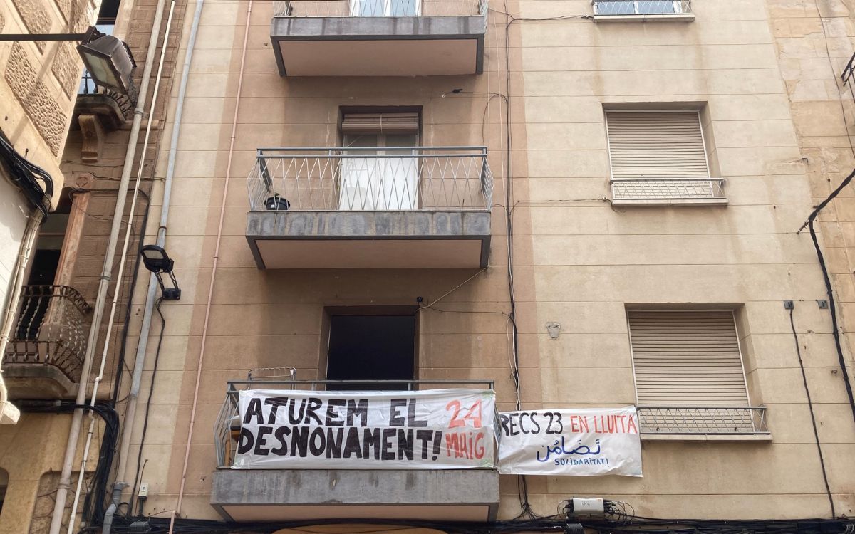 Pancartes de protesta contra un desnonament en un balcó del carrer dels Recs de Reus.