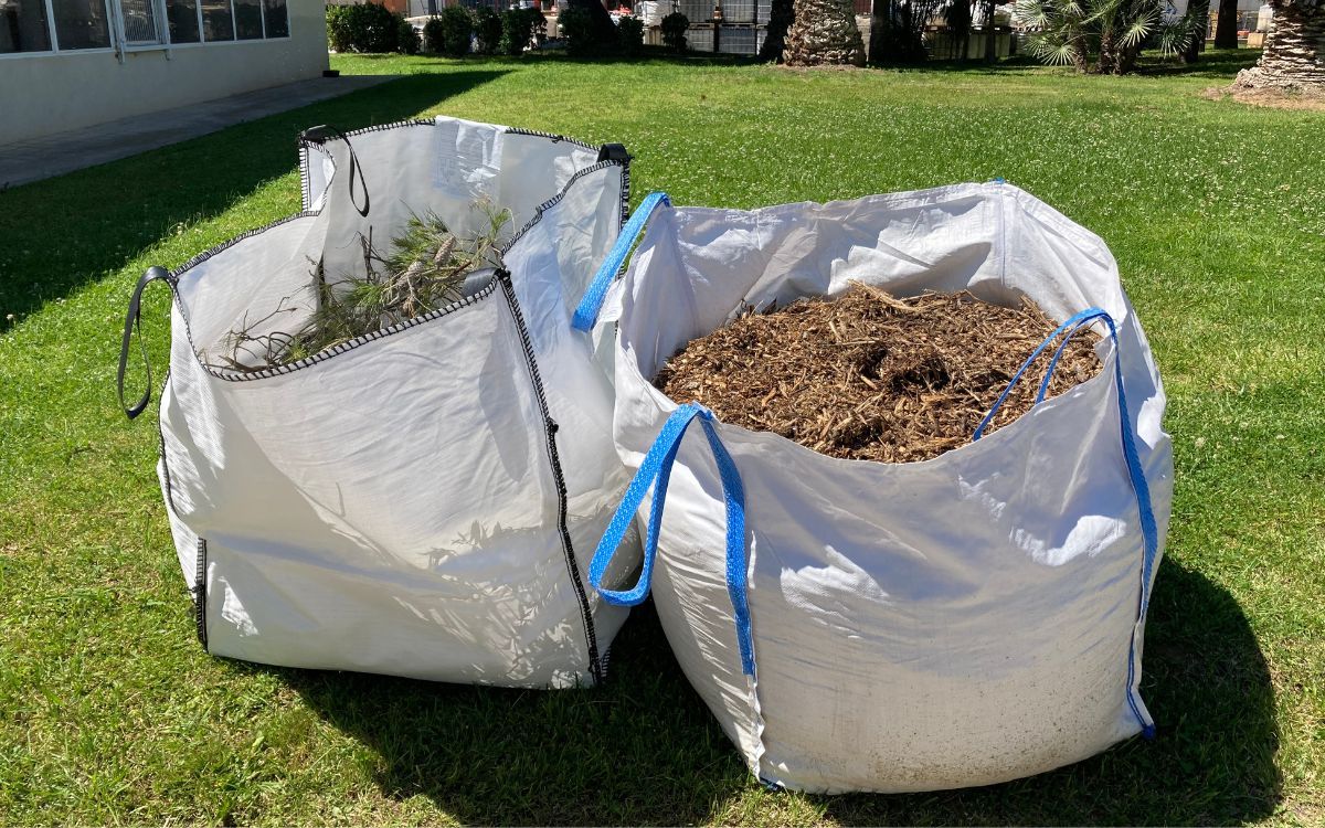 Cadascun dels big-bag té capacitat per a 1.500 kg de restes vegetals