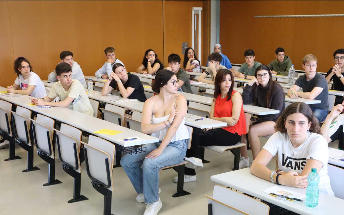 Estudiants que s'han presentat a les PAU escolten el tribunal, al Campus Catalunya de la URV a Tarragona.
