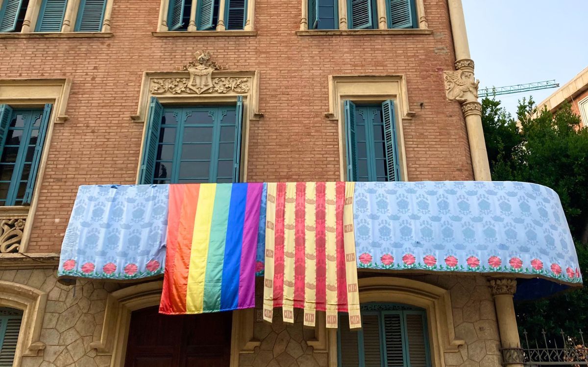 Fins ara, la bandera de l'arc de Sant Martí es penjava a la Casa Rull