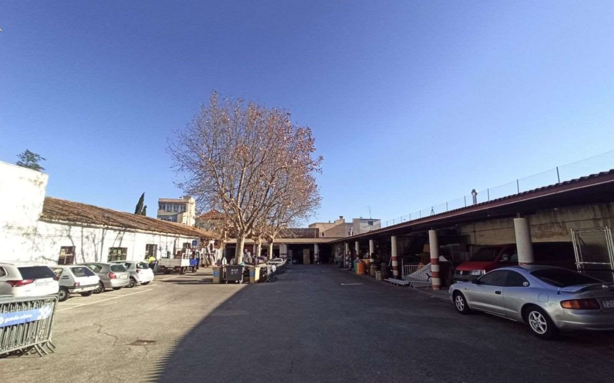 El magatzem es troba al costat del Centre Social el Roser i davant de l'Institut Gabriel Ferrater