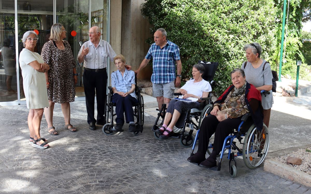 Alguns usuaris i familiars a l'entrada de la residència de gent gran de Reus