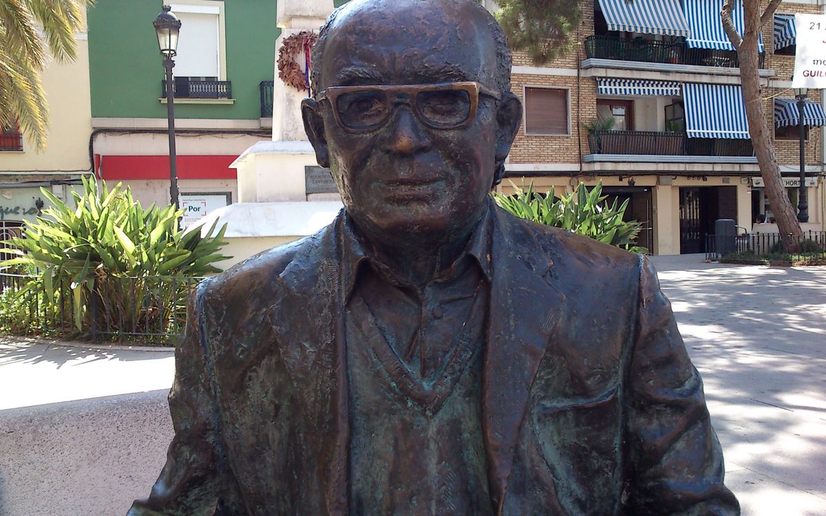 La Tardor Literària homenatjarà Vicent Andrés Estellés amb motiu del centenari del seu naixement.