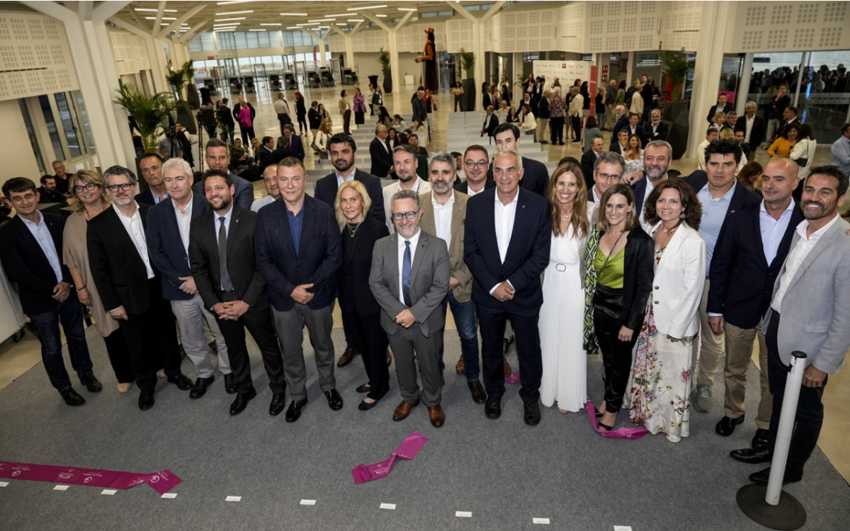 Foto de família de l'acte inaugural de la nova terminal de creuers del Port de Tarragona.