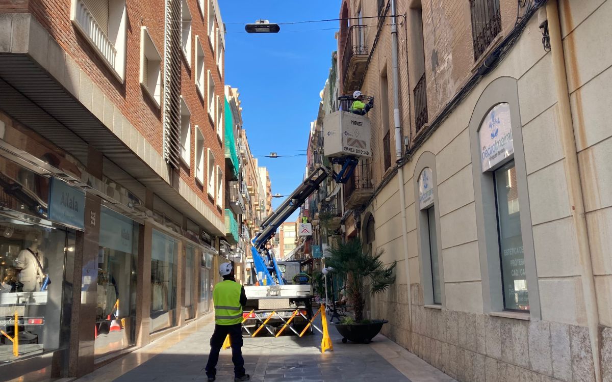 Imatge d'arxiu d'uns operaris instal·lant enllumenat LED al carrer de Sant Elies