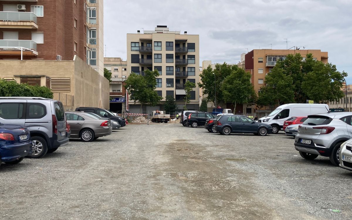 Imatge d'arxiu de vehicles estacionats en un aparcament dissuasiu