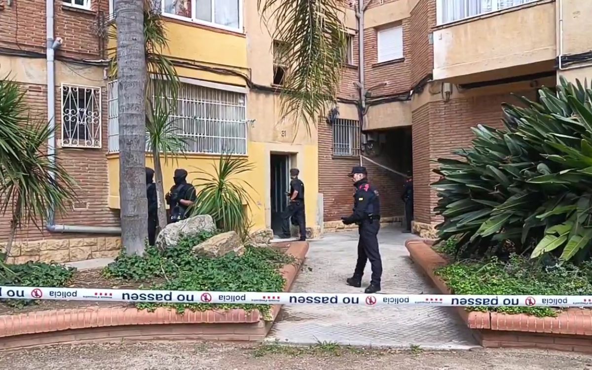 Cinc agents dels Mossos d'Esquadra a l'entrada de l'habitatge a la Glorieta de Ramir Ortega