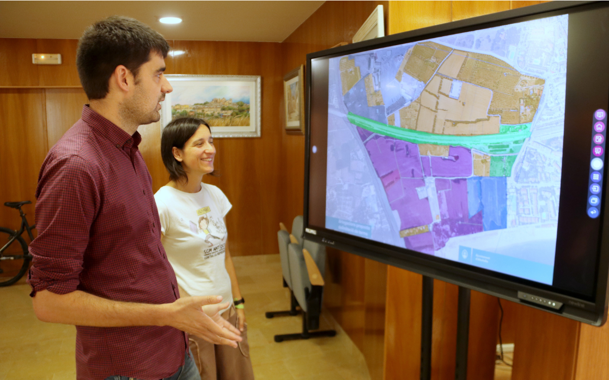 L'alcalde d'Altafulla, Jordi Molinera, i la primera tinent d'alcalde, Alba Muntadas, miren el mapa de les al·legacions rebudes.
