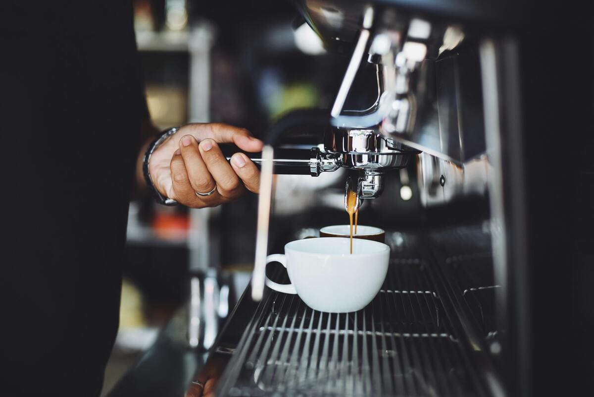 Un cambrer preparant un cafè