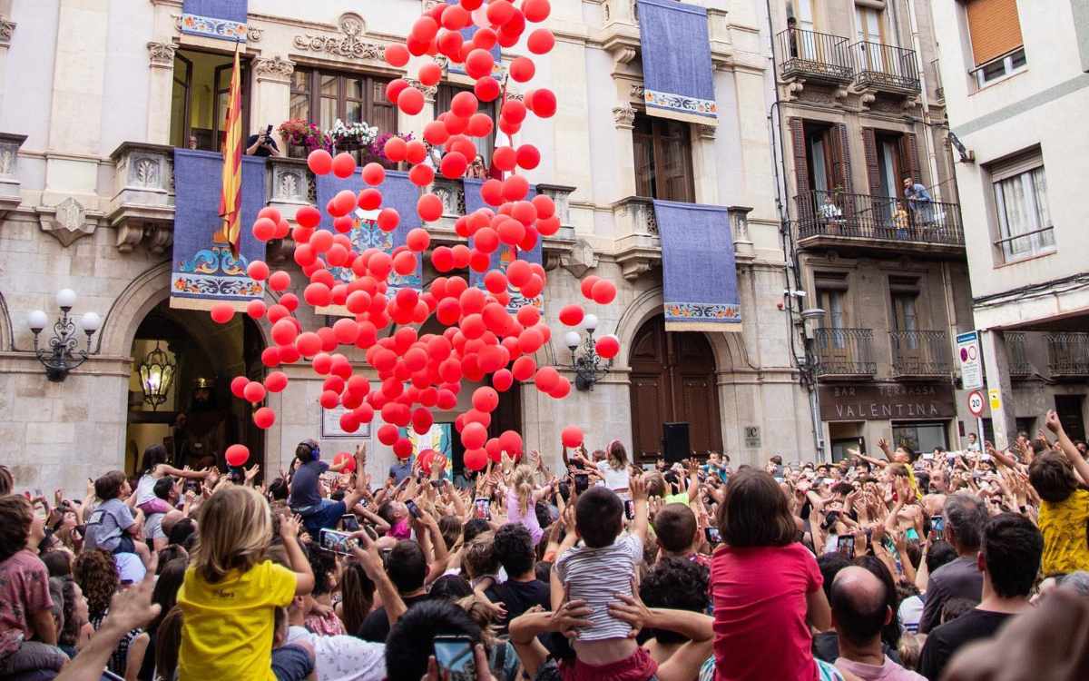 Imatge de la petada de globus a la plaça del Blat