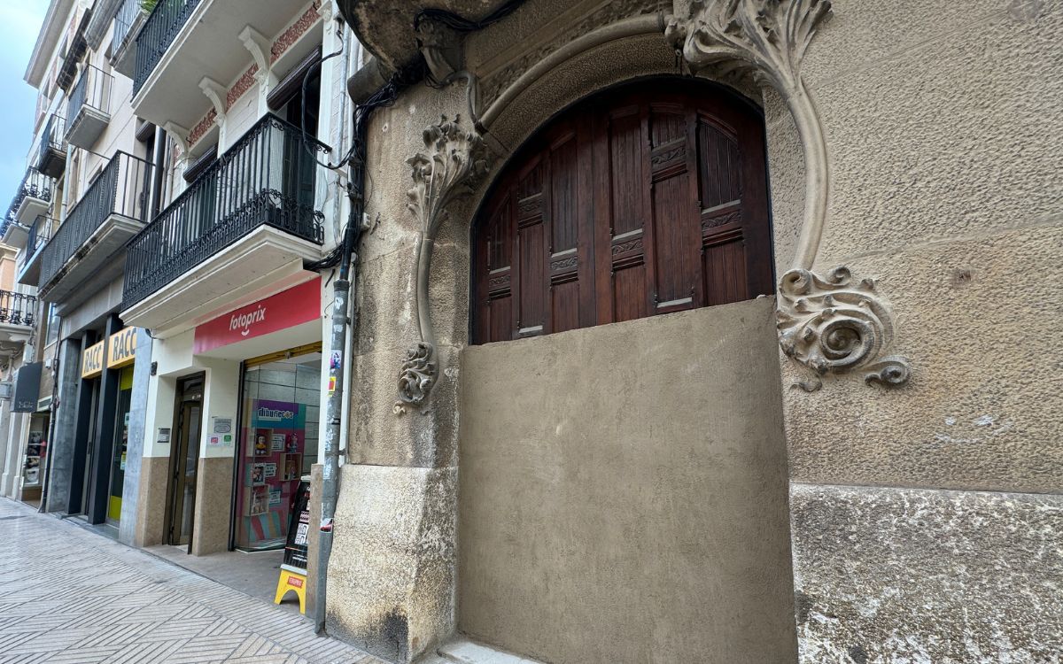 La protecció de la façana com a Bé d'Interès Local és incompatible amb la porta tapiada