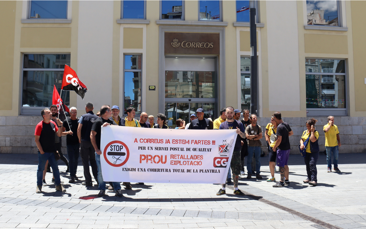 Una vintena de treballadors de Correus s'han concentrat aquest divendres 21 de juny davant de l'oficina de la plaça Corsini de Tarragona.