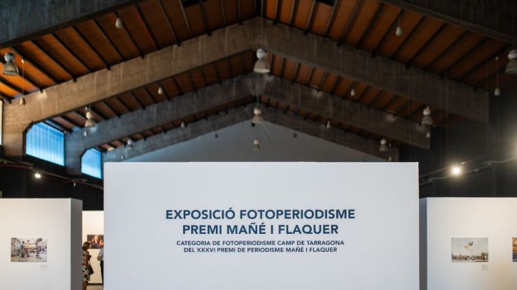 La mostra recull més d'una trentena d'imatges relacionades informativament amb Tarragona. Fotografia: Laia Solanellas