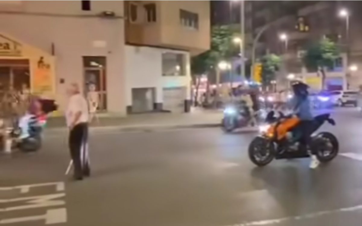 La passada nit, després del Concurs de Focs Artificials de Tarragona, un home va increpar amb una crossa els motoristes.