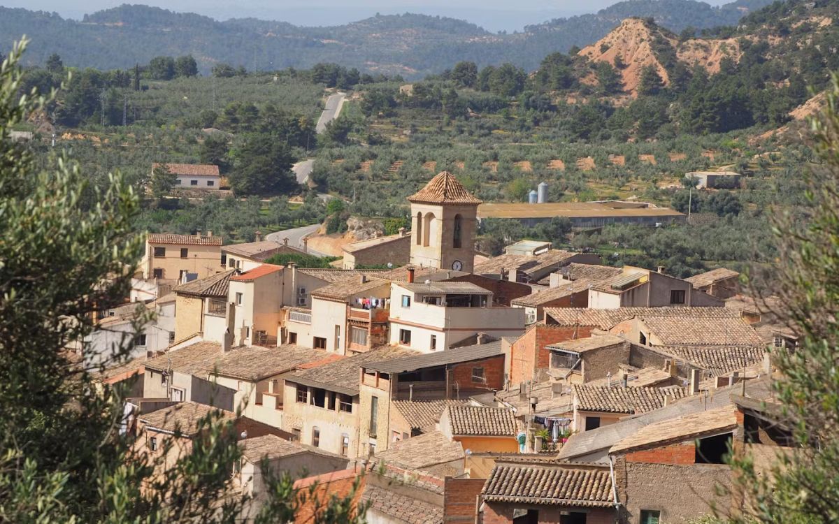 Cabacés és un municipi de la comarca del Priorat amb aproximadament 300 habitants