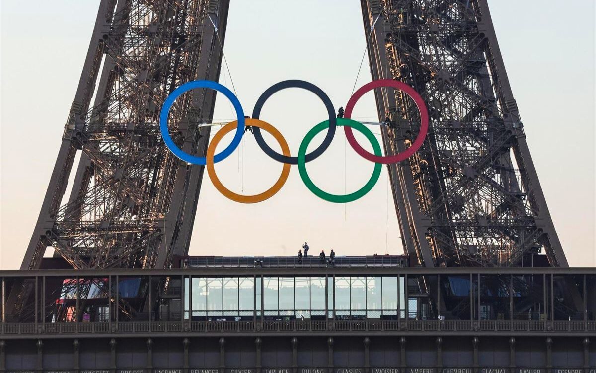 El monument més emblemàtic de la capital francesa, la Torre Eiffel, llueix les anelles olímpiques des de principis de juny