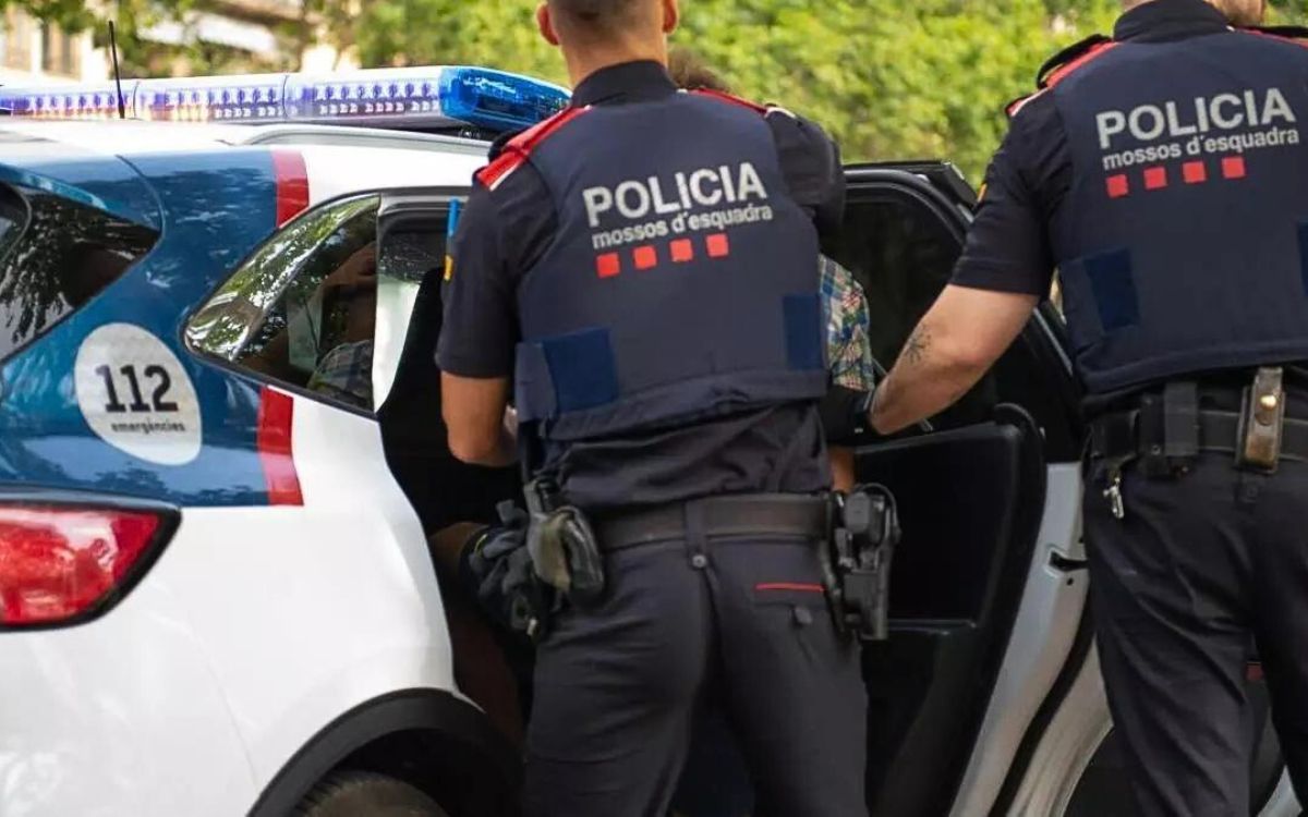 Imatge d'arxiu dels Mossos d'Esquadra portant els detinguts a l'interior del vehicle policial