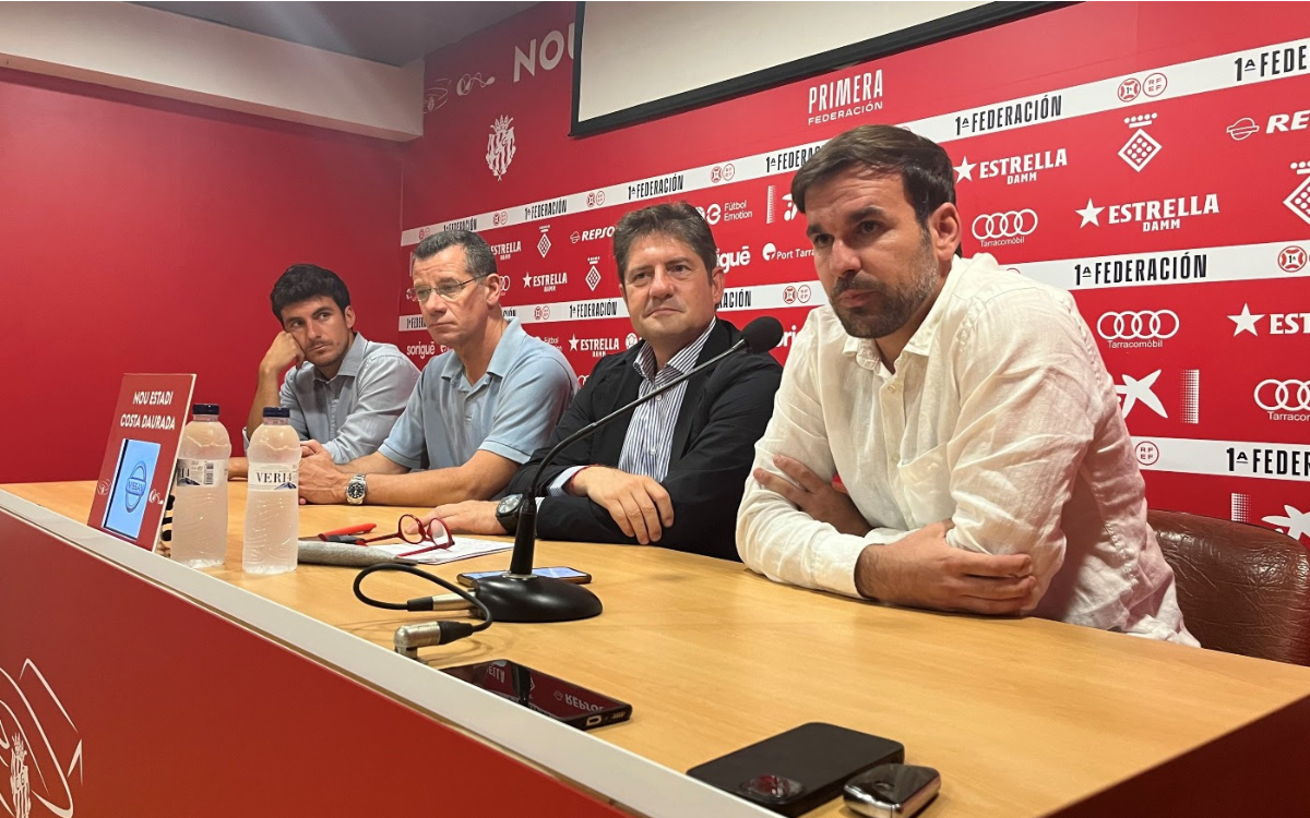 Imatge del president executiu del Nàstic, Lluís Fàbregas, amb els membres de la direcció esportiva, Javi Sanz, Sergi Parés i Mia Guasch.