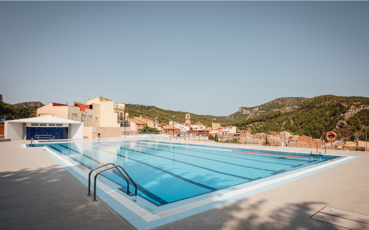 La piscina municipal de Vandellòs és un dels refugis climàtics del municipi.