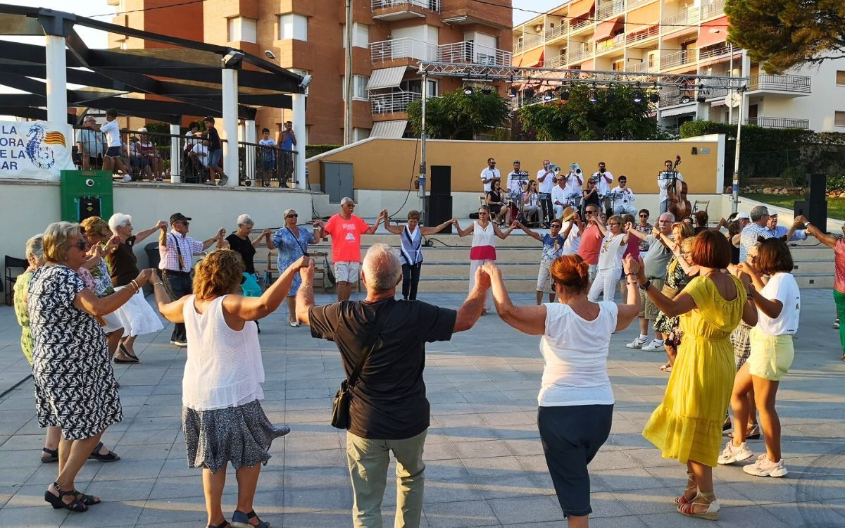 Imatge d'arxiu d'un ball de sardanes a la plaça Coll de Balaguer