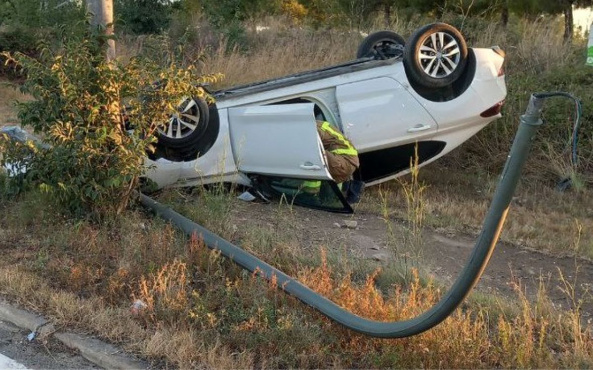 Imatge del vehicle que ha bolcat després del xoc contra un fanal a Tarragona.