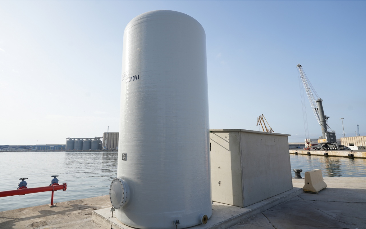 La nova dessaladora del Port de Tarragona s'ha instal·lat al moll de la Rioja.