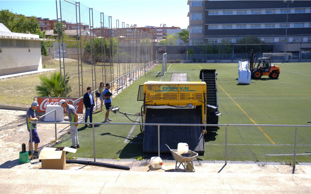 La renovació de la gespa dels camps de futbol municipals ha començat a la Granja i a Sant Salvador.
