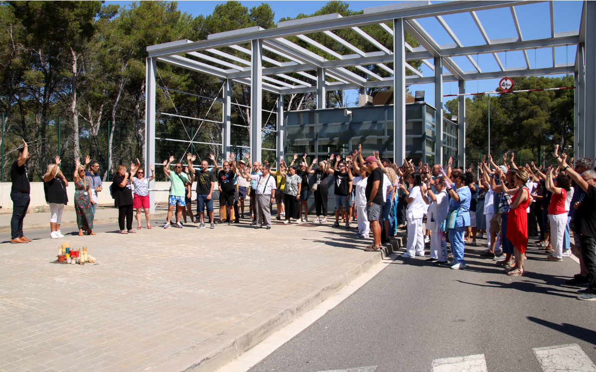 Treballadors de la presó de Mas d'Enric amb la mà alçada en la protesta per denunciar l'agressió d'una interna a una funcionària.