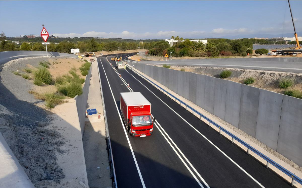 El pas inferior d'accés a la ZAL sota la carretera C-31B s'ha acabat després de 16 mesos d'obres.